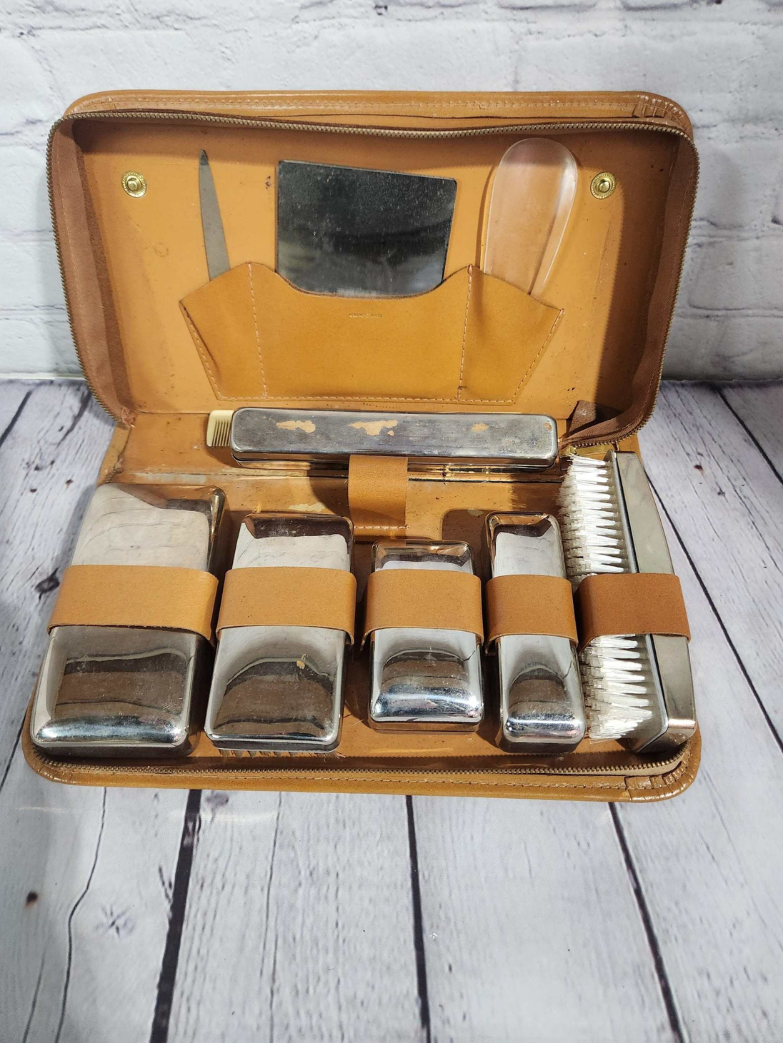 Vintage mens grooming toiletry set complete mens vintagetoiletry bag nVintage Mens Grooming Toiletry Set Complete emns vintageToiletry Bag NEVER USEDThis complete set has never been used as shown.Made of leather outsideInside Some leatChas Vintage ShopVintage mens grooming toiletry set complete mens vintagetoiletry bag