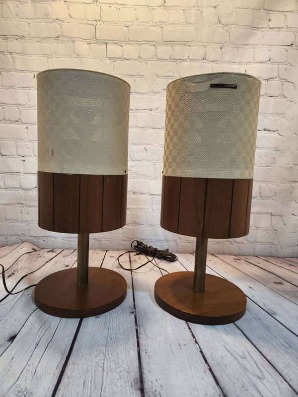 Vintage cylinder electrohome speakers - model 2000 b - swedish walnut Stunning 1960's creme de la creme retro speakers. Pretty cool looking retrospeakersThese are Electrohome, model 2000 B, made in Kitchener Ontario Canada. (Original
tChas Vintage Shop- swedish walnut mid century modern electrohome speakers cylinder shape speakers