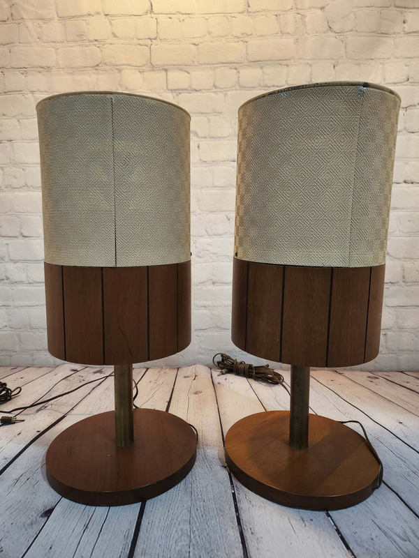 Vintage cylinder electrohome speakers - model 2000 b - swedish walnut Stunning 1960's creme de la creme retro speakers. Pretty cool looking retrospeakersThese are Electrohome, model 2000 B, made in Kitchener Ontario Canada. (Original
tChas Vintage Shop- swedish walnut mid century modern electrohome speakers cylinder shape speakers