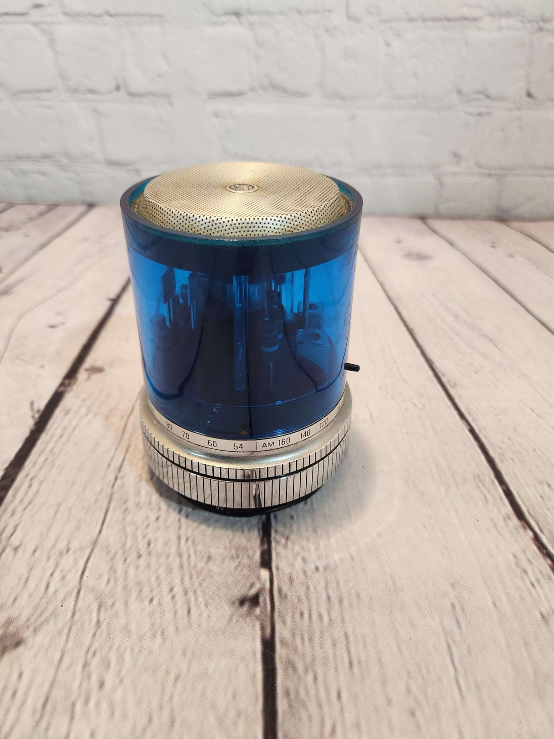 Vintage 1969 ge general electric p2760c blue max transistor radio spacVintage 1969 GE General Electric P2760C Blue Max Transistor Radio Space Ageretro style.3 inches length x 4 inches heightIt does not work.It has overheated as showmDOChas Vintage ShopVintage 1969 ge general electric p2760c blue max transistor radio space age retro mid century modern radio googie radio