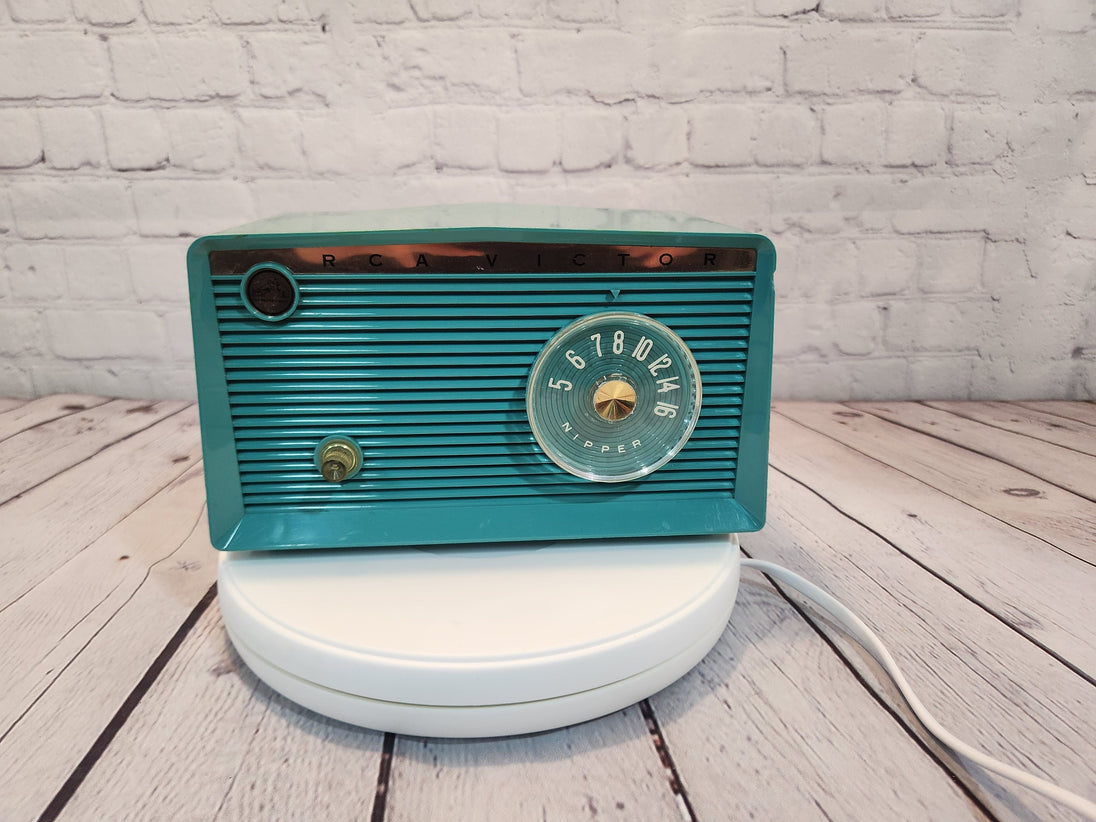 Rca nipper mid century vintage am radio turquoise vtg radio 1950's radRCA nipper mid century vintage AM radio turquoise VTG radioThis Vintage Mid Century Modern RCA Nipper in cool turquoise colorThsi is a tube lamp so you need to wait Chas Vintage ShopRca nipper mid century vintage