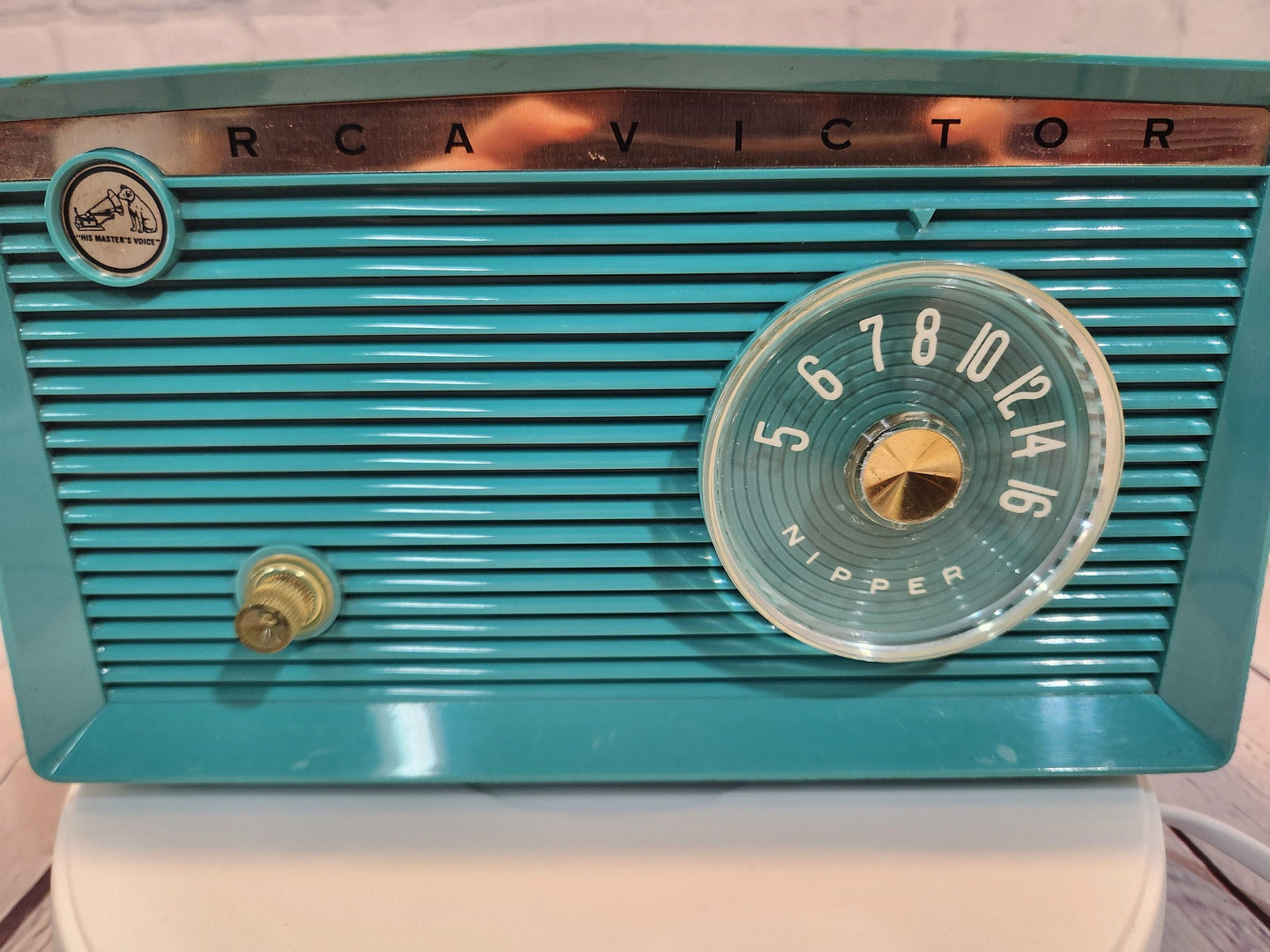 Rca nipper mid century vintage am radio turquoise vtg radio 1950's radRCA nipper mid century vintage AM radio turquoise VTG radioThis Vintage Mid Century Modern RCA Nipper in cool turquoise colorThsi is a tube lamp so you need to wait Chas Vintage ShopRca nipper mid century vintage