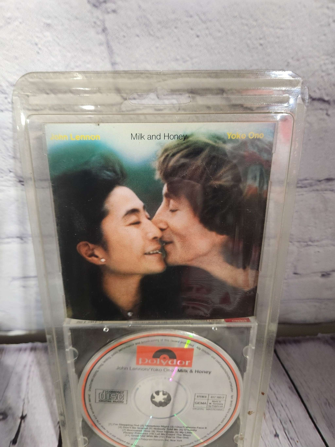 John lennon sealed and very rare west germany early pressing  - milk aJOHN LENNON very rare Milk and Honey west germany early pressing print new andsealed long box CD !
Milk and Honey 1984 made in West Germany by PolyGram - DIGITAL MASChas Vintage Shophoney long box cd - john lennon milk