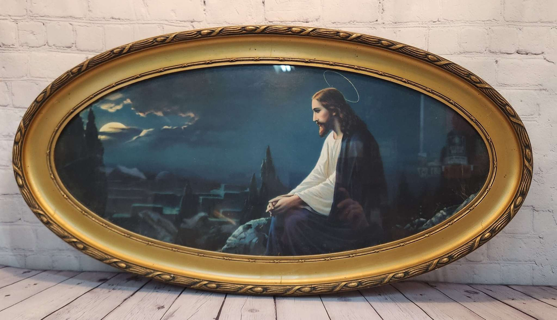 Jesus Christ on The Mt of Olives Lithograph Print by Giovanni (Josef UThis antique lithograph print depicts Jesus Christ on the Mount of Olives, beautifully rendered by Giovanni (Josef Untersberger). The print is housed in an ornate, aChas Vintage ShopAntique ornate oval large Frame