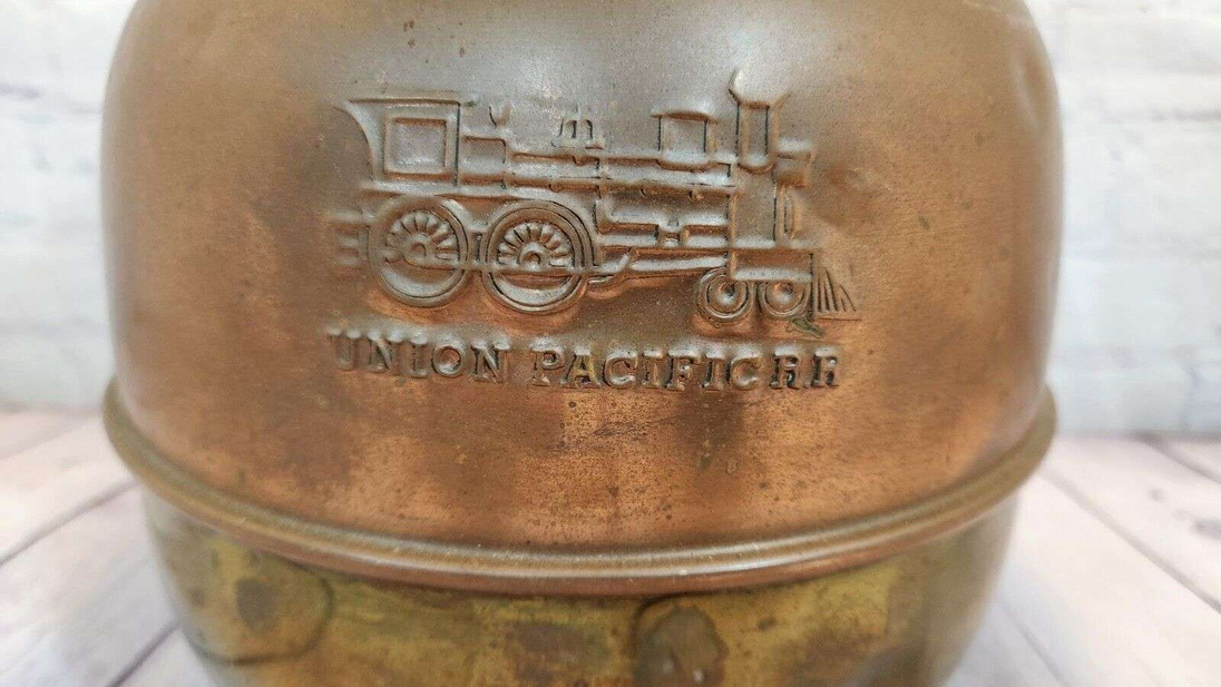 Vintage Union Pacific Railroad Locomotive Brass Spittoon - Embossed TrAdd a vintage touch to your collection with this unique Union Pacific Railroad Locomotive Brass Spittoon.This spittoon as great patina !
 Made of high-quality Metal,Chas Vintage ShopVintage Union Pacific Railroad Locomotive Brass Spittoon - Embossed Train