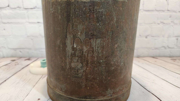 Vintage H.P. Hood & Sons  Metal Milk Can Jug w/ Handle Made in  LynnfiVintage H.P. Hood & Sons Metal Milk Can Jug w/ Handle Made in USA.  in Lynnfield, MassachusettsThis collectible dairy item from the United States is a must-have Chas Vintage ShopHood & Sons Metal Milk